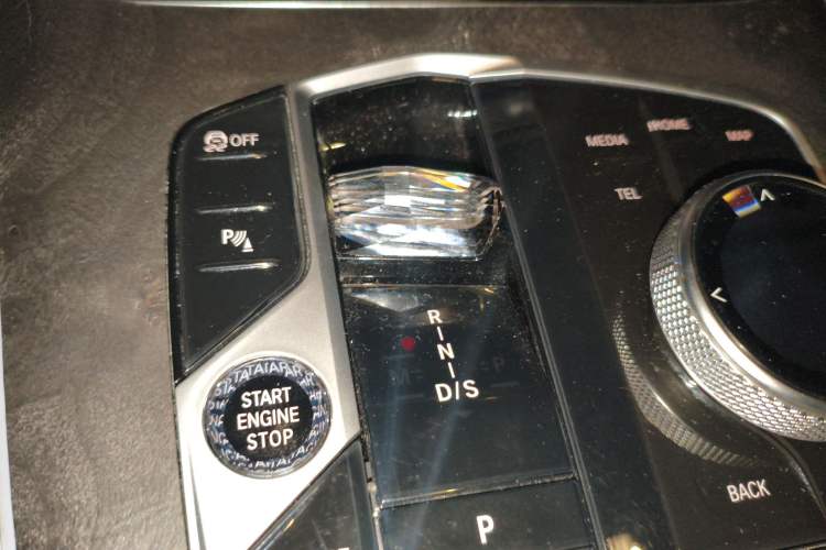 Used BMW X7 2023 xDrive40i Luxury Package with Premium Features Gear Lever