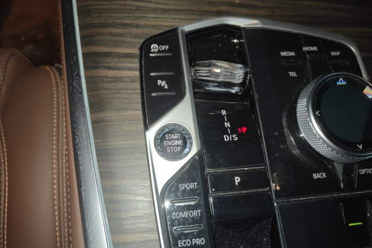 Used BMW X7 2023 xDrive40i Luxury Package with Leading Features Gear Lever