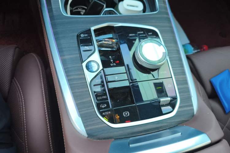 Used BMW X7 2023 xDrive40i Luxury Package with Leading Features Gear Lever