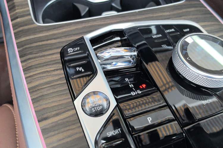 Used BMW X7 2023 xDrive40i Luxury Package with Leading Features Gear Lever