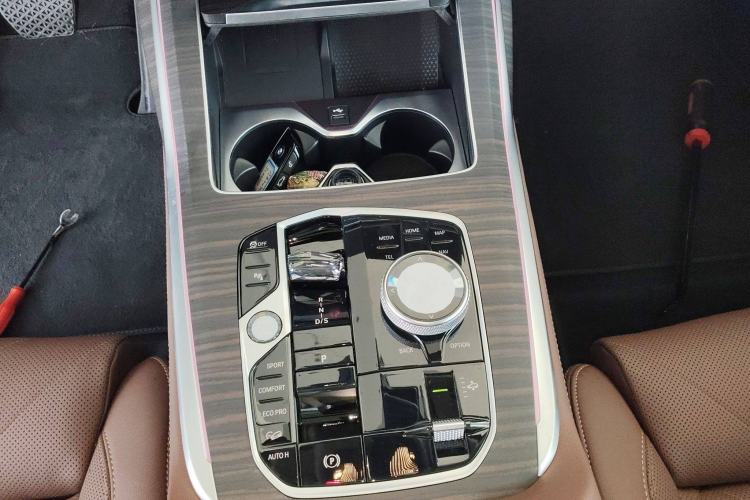 Used BMW X7 2023 xDrive40i Luxury Package with Leading Features Gear Lever