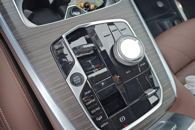 Used BMW X7 2023 xDrive40i Luxury Package with Leading Features Gear Lever