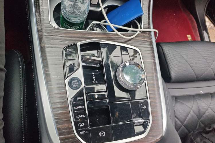Used BMW X7 2023 xDrive40i Luxury Package with Leading Features Gear Lever