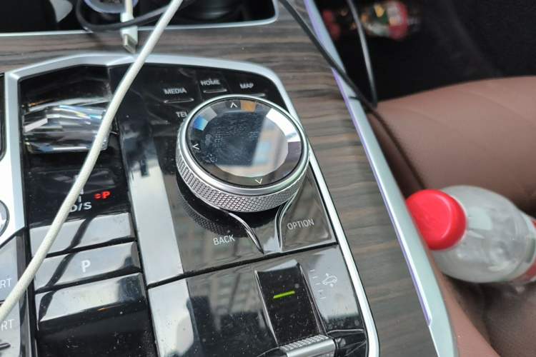 Used BMW X7 2023 xDrive40i Luxury Package with Leading Features Gear Lever