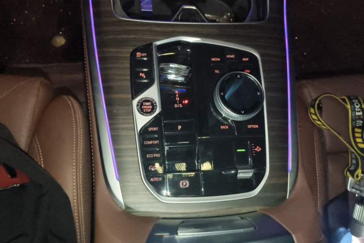 Used BMW X7 2023 xDrive40i Luxury Package with Leading Features Gear Lever
