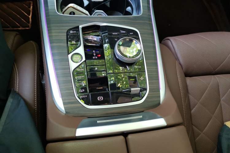 Used BMW X7 2023 xDrive40i Luxury Package with Leading Features Gear Lever
