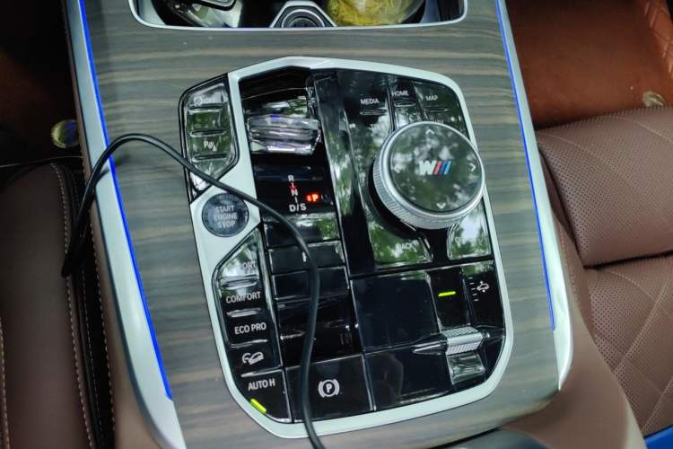 Used BMW X7 2023 xDrive40i Luxury Package with Leading Features Gear Lever