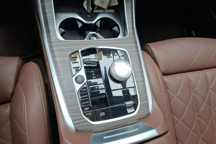 Used BMW X7 2023 xDrive40i Luxury Package with Leading Features Gear Lever