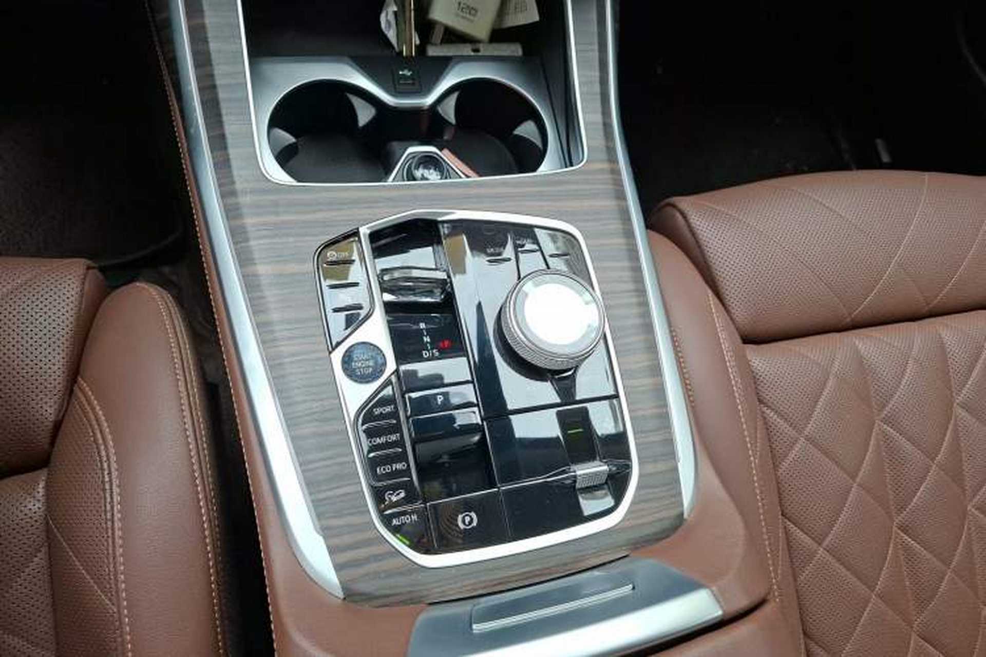 Used BMW X7 2023 xDrive40i Luxury Package with Leading Features Gear Lever