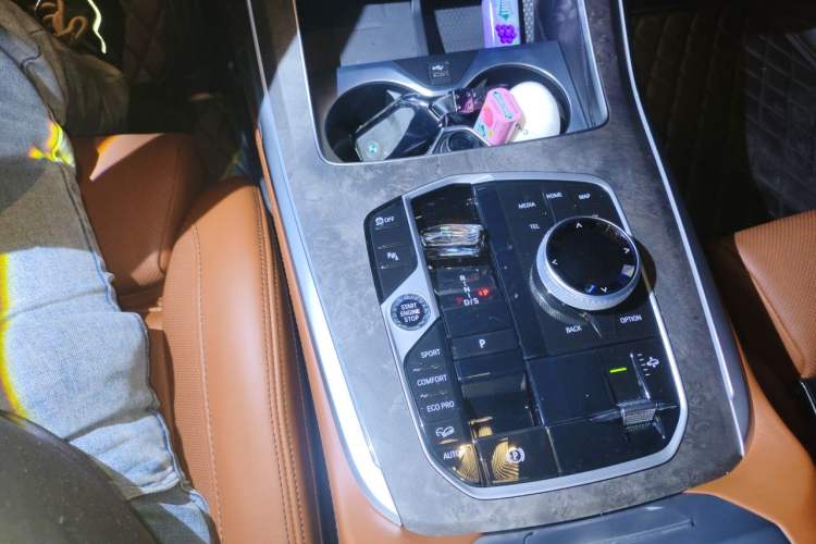 Used BMW X7 2023 xDrive40i Luxury M Sport Package Gear Lever