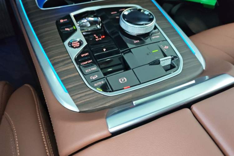 Used BMW X7 2023 xDrive40i Luxury Package with Leading Features Gear Lever
