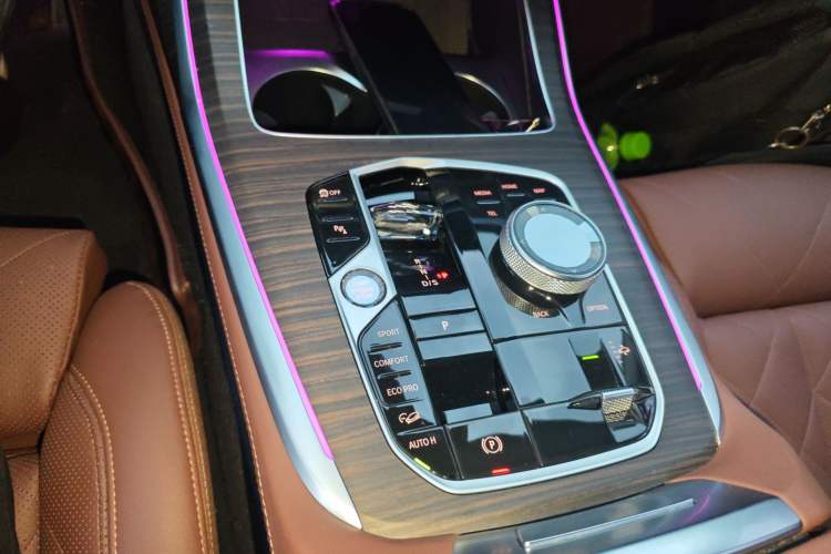 Used BMW X7 2023 xDrive40i Luxury Package with Leading Features Gear Lever