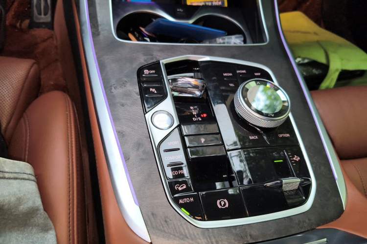 Used BMW X7 2023 xDrive40i Luxury M Sport Package Gear Lever