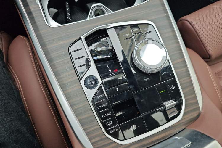 Used BMW X7 2023 xDrive40i Luxury Package with Leading Features Gear Lever