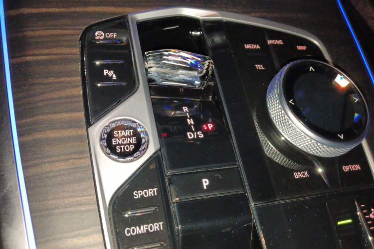 Used BMW X7 2023 xDrive40i Luxury Package with Leading Features Gear Lever