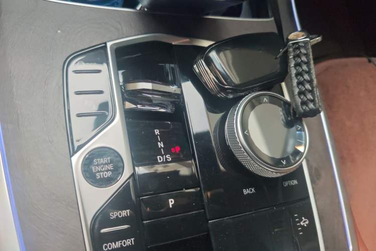 Used BMW X7 2023 xDrive40i Luxury Package with Leading Features Gear Lever
