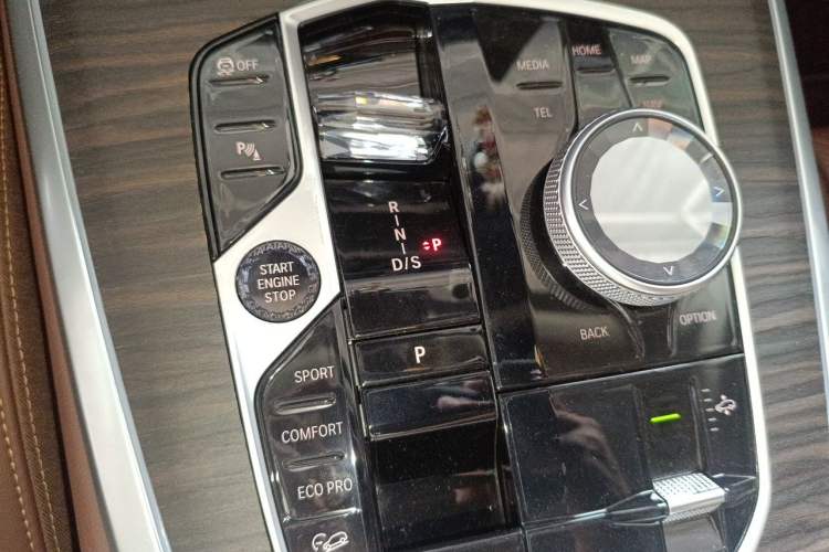Used BMW X7 2023 xDrive40i Luxury Package with Leading Features Gear Lever