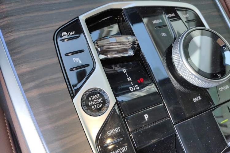 Used BMW X7 2023 xDrive40i Luxury Package with Leading Features Gear Lever