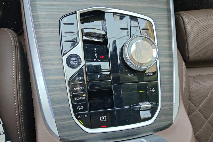 Used BMW X7 2023 xDrive40i Luxury Package with Leading Features Gear Lever