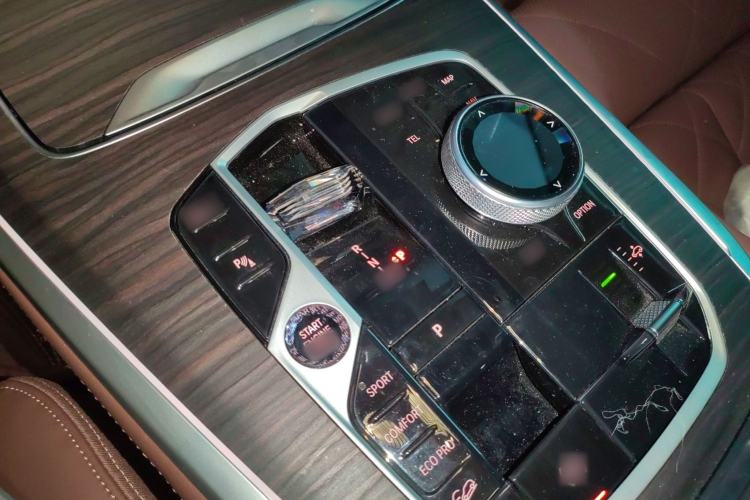 Used BMW X7 2023 xDrive40i Luxury Package with Leading Features Gear Lever