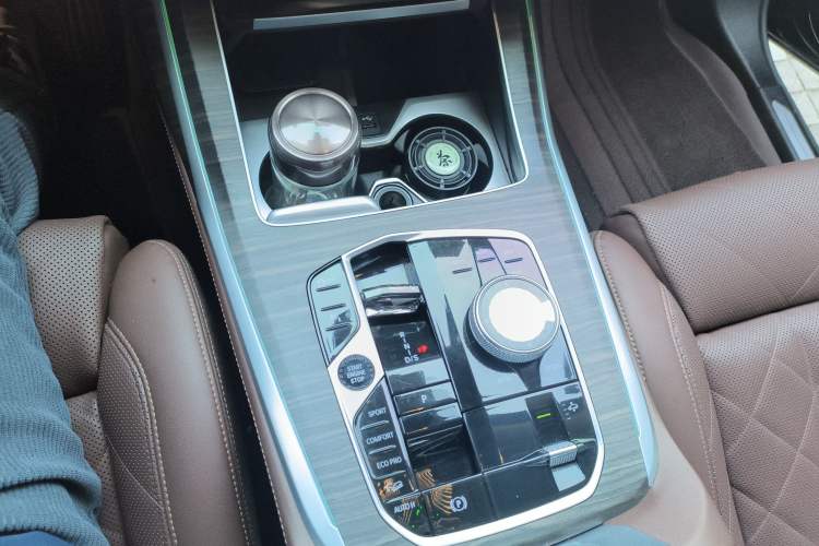 Used BMW X7 2023 xDrive40i Luxury Package with Leading Features Gear Lever