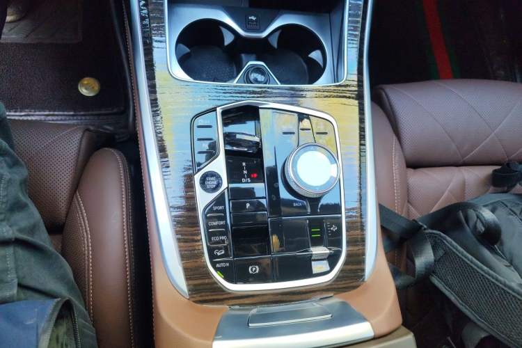 Used BMW X7 2023 xDrive40i Luxury Package with Leading Features Gear Lever