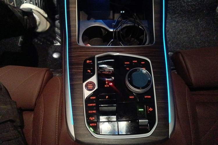 Used BMW X7 2023 xDrive40i Luxury Package with Leading Features Gear Lever