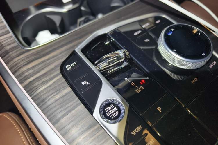 Used BMW X7 2023 xDrive40i Luxury Package with Leading Features Gear Lever