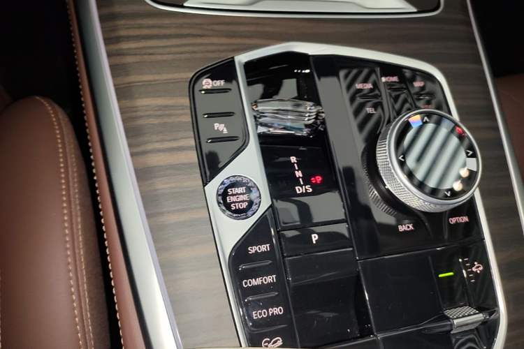 Used BMW X7 2023 xDrive40i Luxury Package with Leading Features Gear Lever