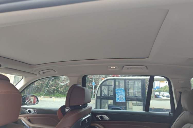 Used BMW X7 2023 xDrive40i Luxury Package with Leading Features Headliner