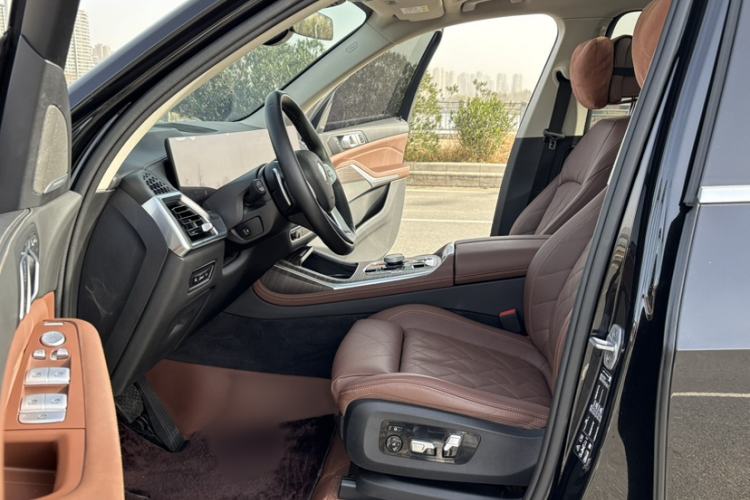 Used BMW X7 2023 xDrive40i Luxury Package with Leading Features Interior 1