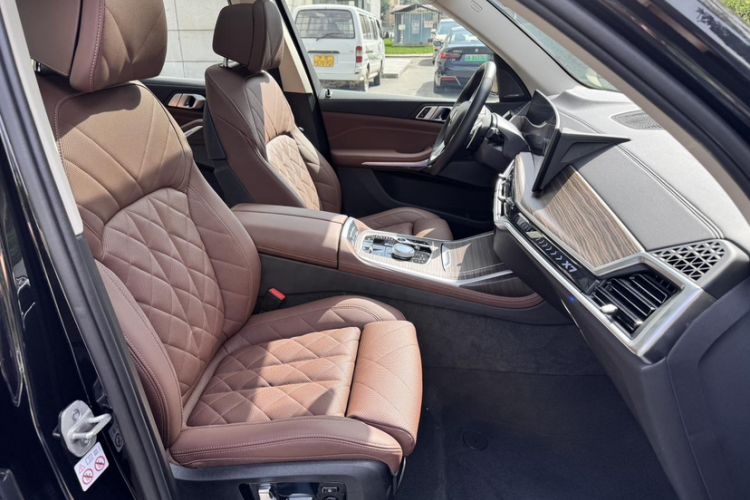 Used BMW X7 2023 xDrive40i Luxury Package with Leading Features Interior 11