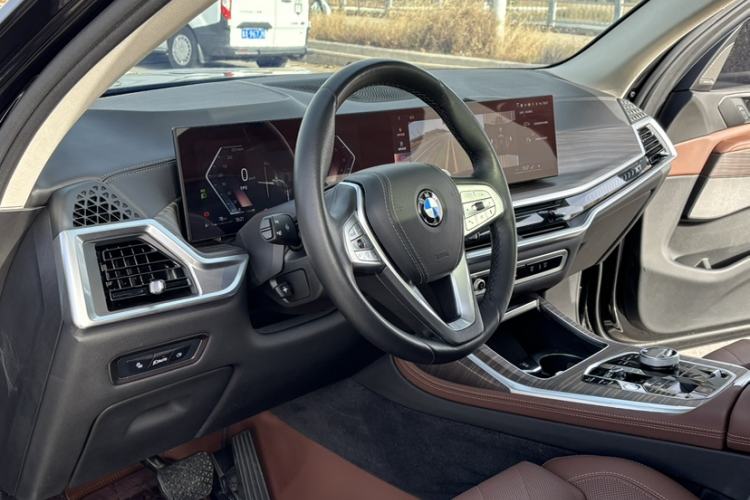 Used BMW X7 2023 xDrive40i Luxury Package with Leading Features Interior 14