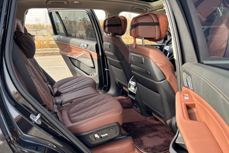 Used BMW X7 2023 xDrive40i Luxury Package with Leading Features Interior 14