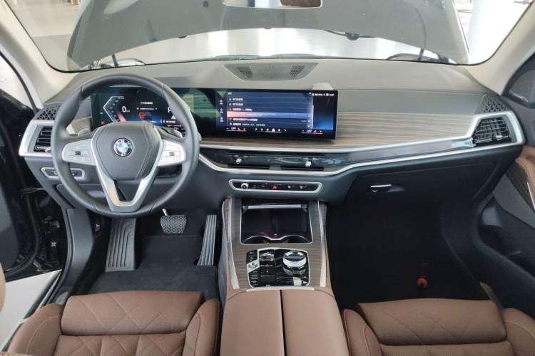 Used BMW X7 2023 xDrive40i Luxury Package with Leading Features Interior 2