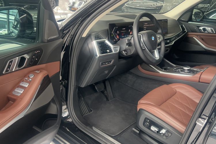 Used BMW X7 2023 xDrive40i Luxury Package with Leading Features Interior 2