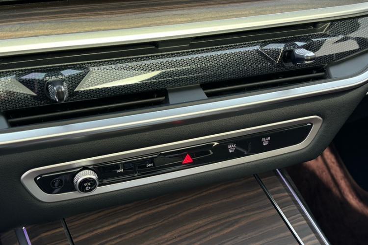 Used BMW X7 2023 xDrive40i Luxury Package with Leading Features Interior 2