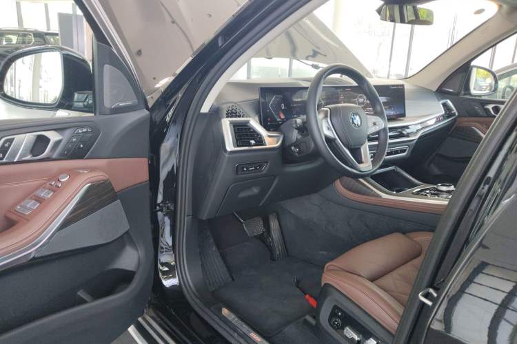 Used BMW X7 2023 xDrive40i Luxury Package with Leading Features Interior 3