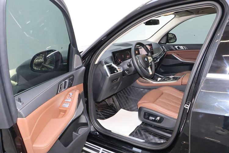 Used BMW X7 2023 xDrive40i Luxury Package with Leading Features Interior 3