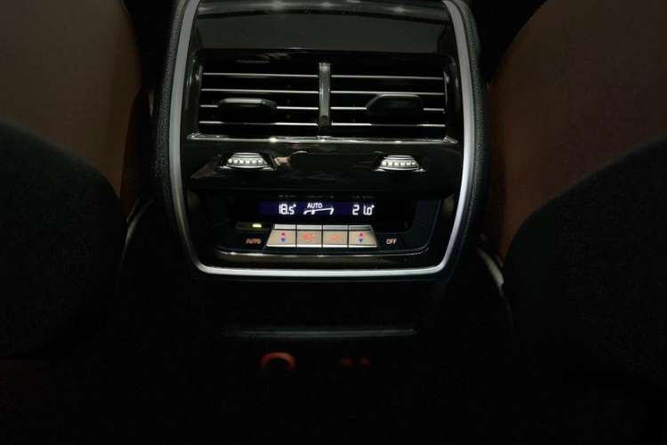 Used BMW X7 2023 xDrive40i Luxury Package with Leading Features Interior 4