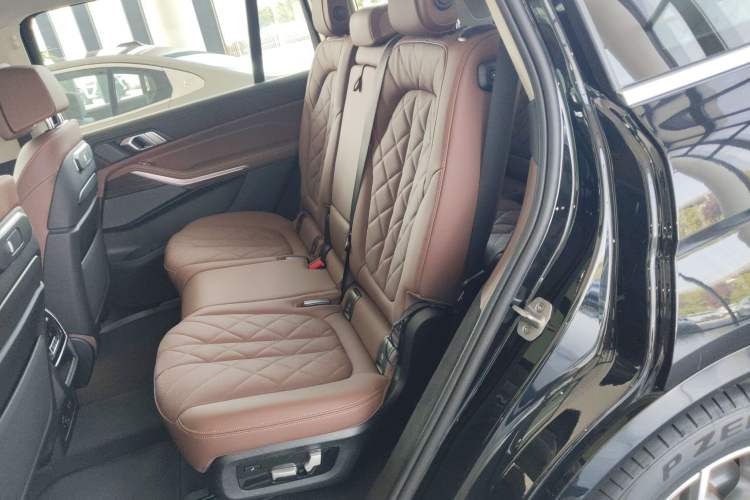 Used BMW X7 2023 xDrive40i Luxury Package with Leading Features Interior 4