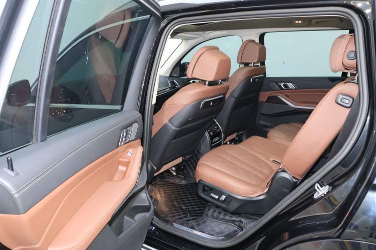 Used BMW X7 2023 xDrive40i Luxury Package with Leading Features Interior 4