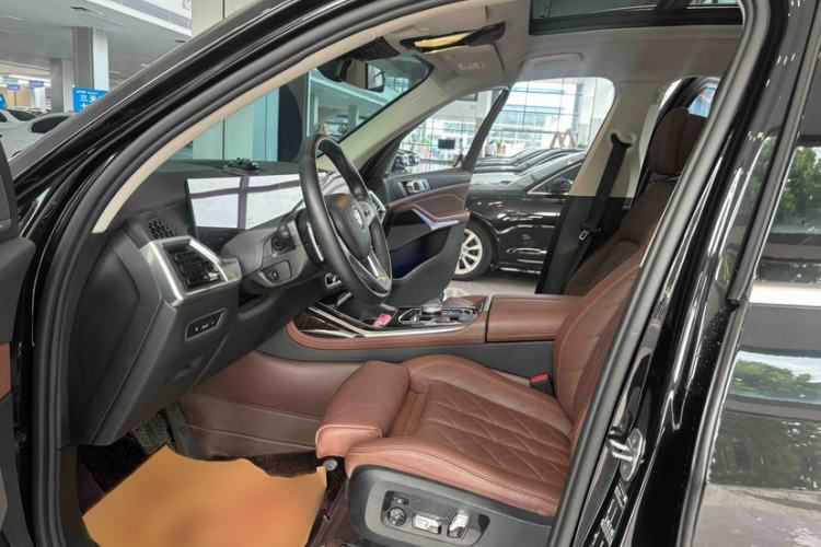 Used BMW X7 2023 xDrive40i Luxury Package with Leading Features Interior 4