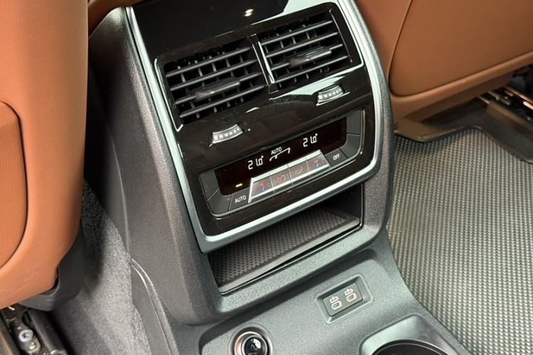 Used BMW X7 2023 xDrive40i Luxury M Sport Package Interior 4