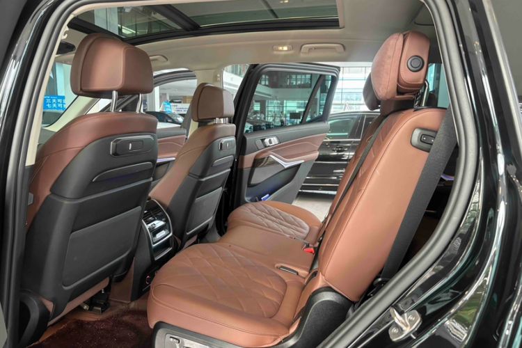 Used BMW X7 2023 xDrive40i Luxury Package with Leading Features Interior 5