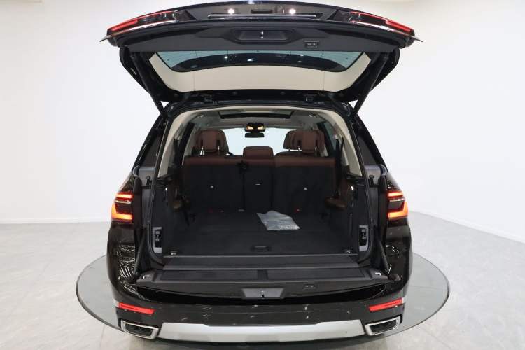 Used BMW X7 2023 xDrive40i Luxury Package with Leading Features Interior 6