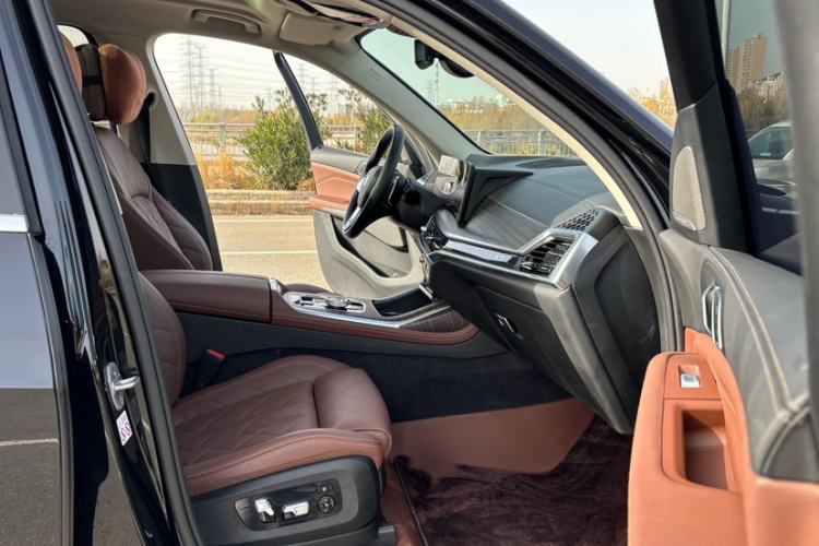 Used BMW X7 2023 xDrive40i Luxury Package with Leading Features Interior 8