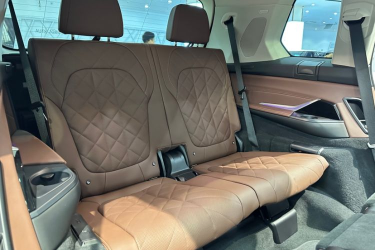 Used BMW X7 2023 xDrive40i Luxury Package with Leading Features Interior 9