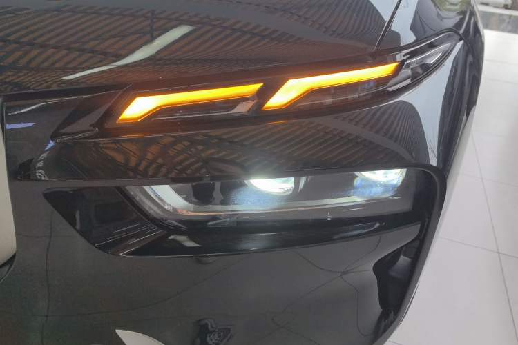 Used BMW X7 2023 xDrive40i Luxury Package with Leading Features Left Front Headlight