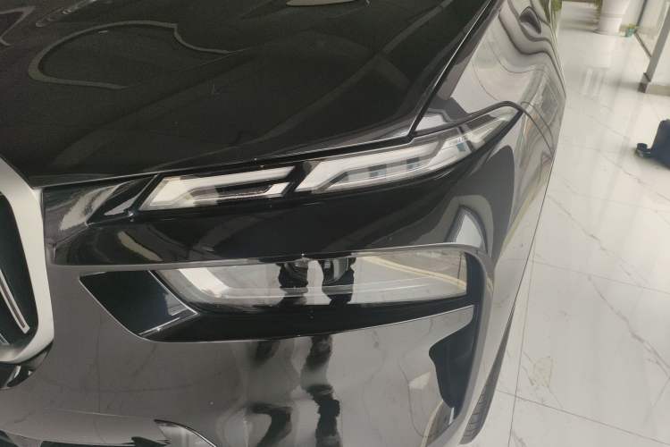 Used BMW X7 2023 xDrive40i Luxury Package with Leading Features Left Front Headlight